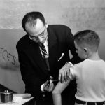 چه کسی واکسن فلج اطفال را ساخت؟
