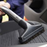 چگونه فضای داخلی اتومبیل را مانند یک حرفه ای تمیز کنیم؟