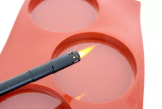 شعله‌ی تورچ، به دلیل وجود دی‌اکسید کربن حباب‌ها را از بین خواهد برد