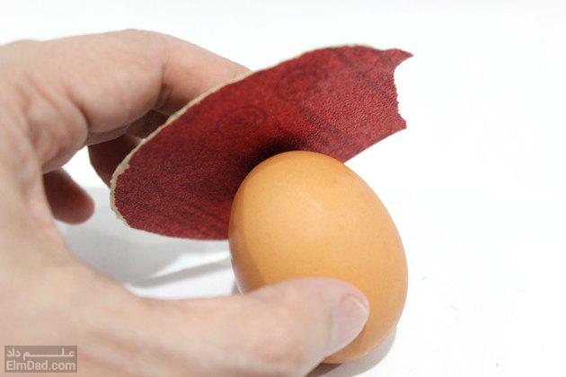 تخم مرغ را با کمک سنباده خالی کنید