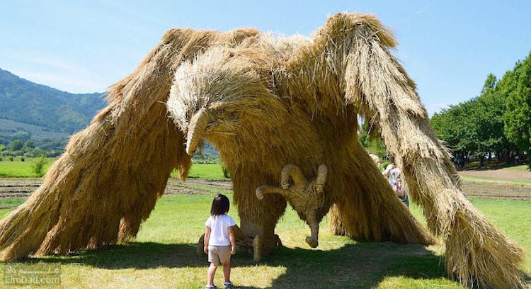 مجسمه هایی از کاه در جشنواره کاه برنج ژاپن