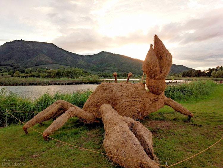 موجودات عظیم الجثه ساخته شده از کاه برنج