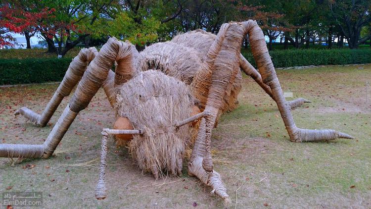 موجودات عظیم الجثه ساخته شده از کاه برنج