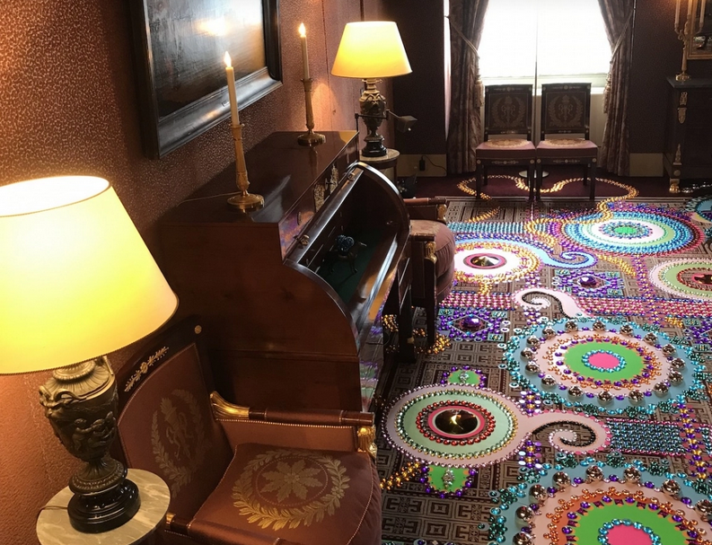 فرش آراسته با جواهرات در کاخ سلطنتی آمستردام 